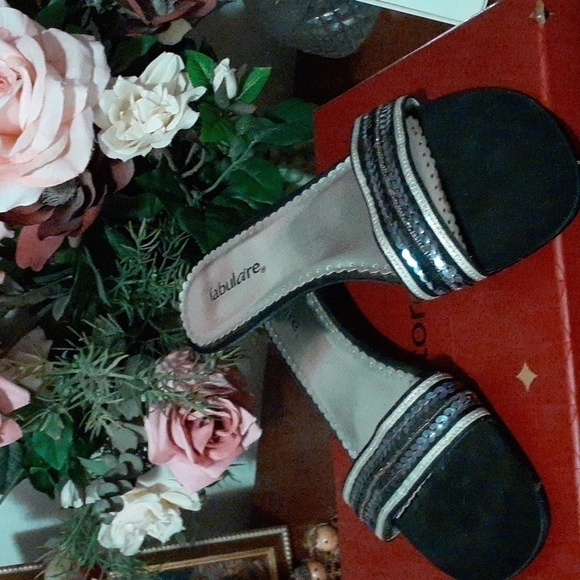 Sequins for a CRUISE or Dinner Date? 1" heel By Fabulare! 9M - Picture 3 of 8